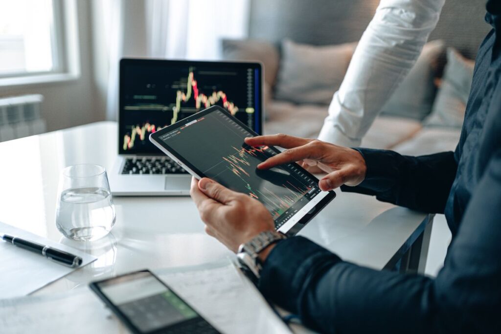 Profesionales analizando información financiera