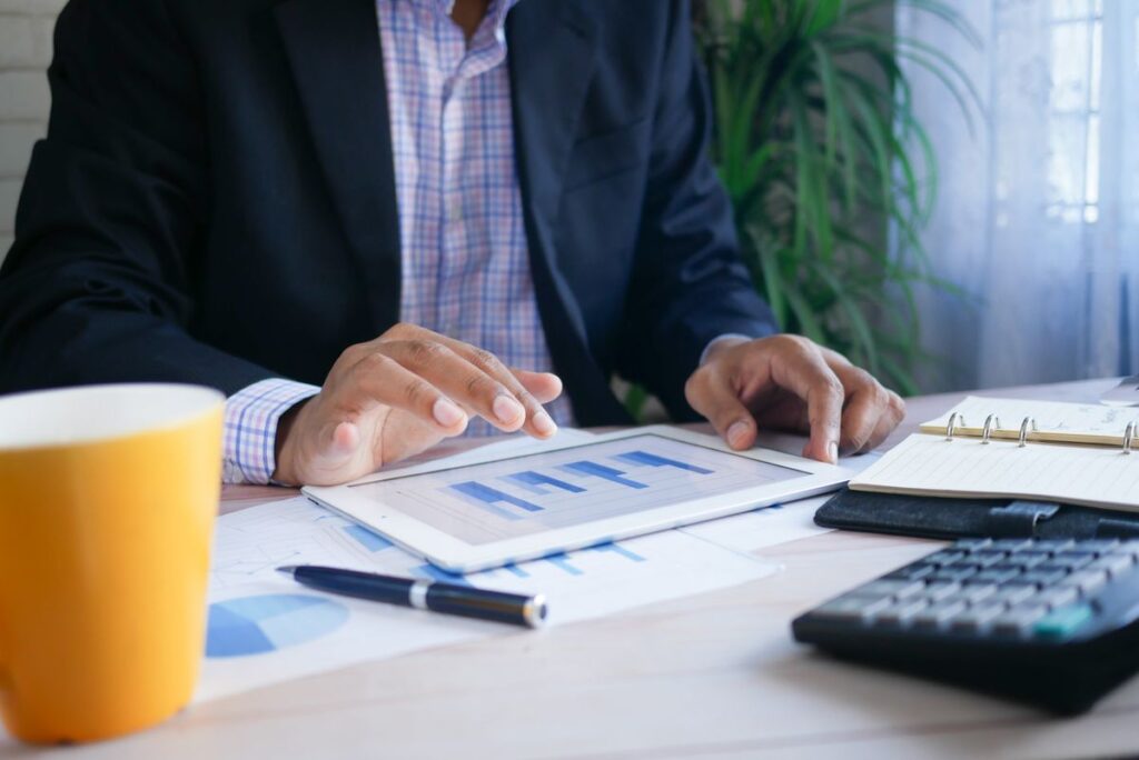 Revisión de datos financieros en la oficina